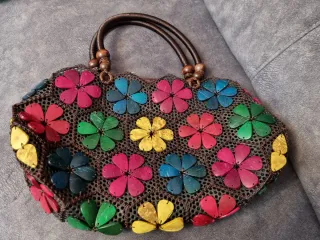 Bolso de mano con flores de colores