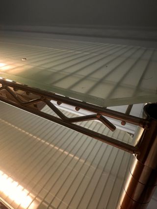 Estantería metálica con luz