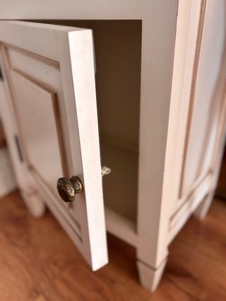 Mesilla de noche de madera beige