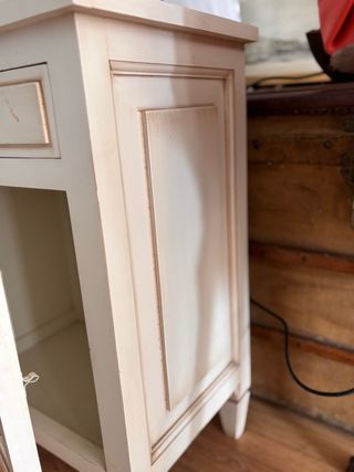 Mesilla de noche de madera beige