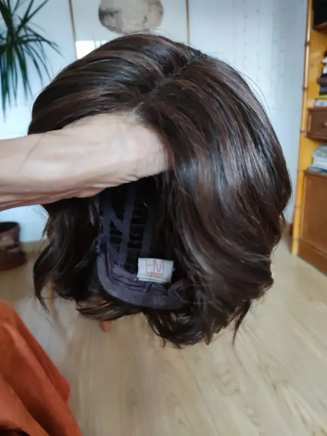 Peluca castaña ondulada