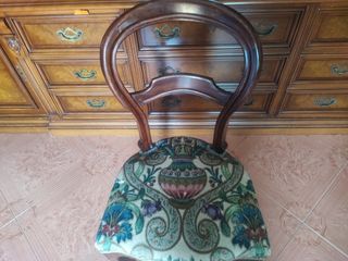 Silla vintage de madera con tapizado decorativo