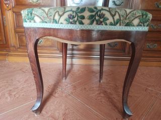 Silla vintage de madera con tapizado decorativo