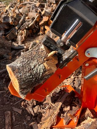 SE ALQUILA ASTILLADORA/RAJADORA  DE LEÑA 15T