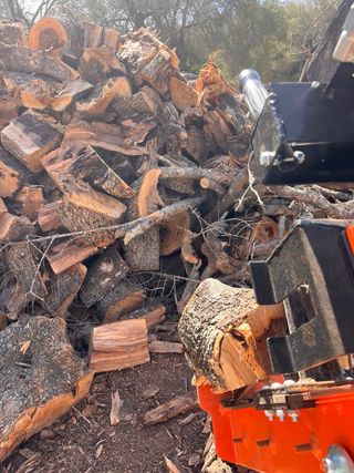 SE ALQUILA ASTILLADORA/RAJADORA  DE LEÑA 15T