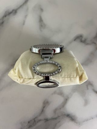 Reloj pulsera ovalado con pedrería