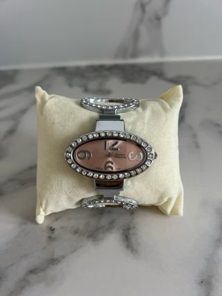 Reloj pulsera ovalado con pedrería