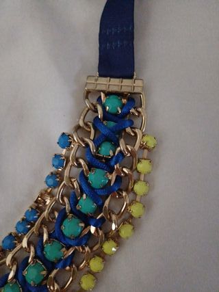 Collar de fiesta con cintas azules