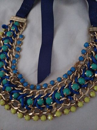 Collar de fiesta con cintas azules