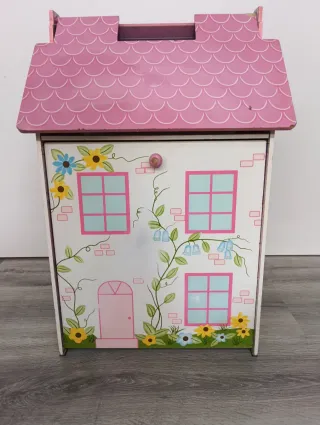 Casita de muñecos de madera decorada
