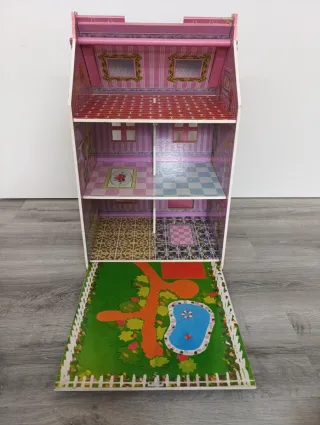 Casita de muñecos de madera decorada