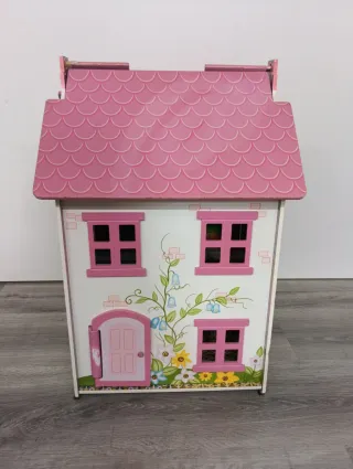 Casita de muñecos de madera decorada