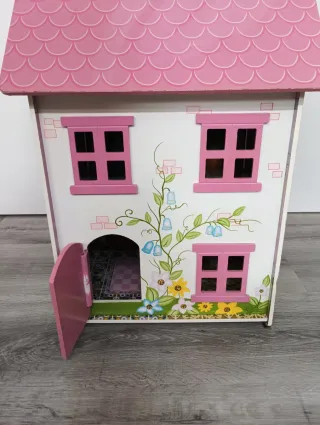 Casita de muñecos de madera decorada