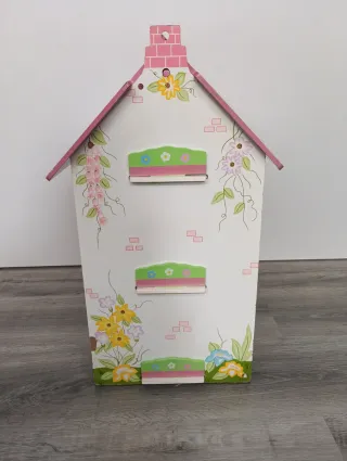 Casita de muñecos de madera decorada
