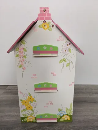 Casita de muñecos de madera decorada