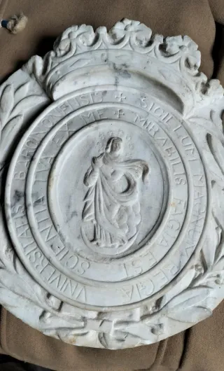 Escudo de mármol con relieve