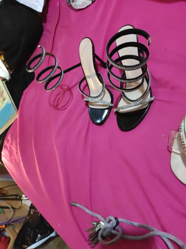 Sandalias Elegantes Negras y Plateadas