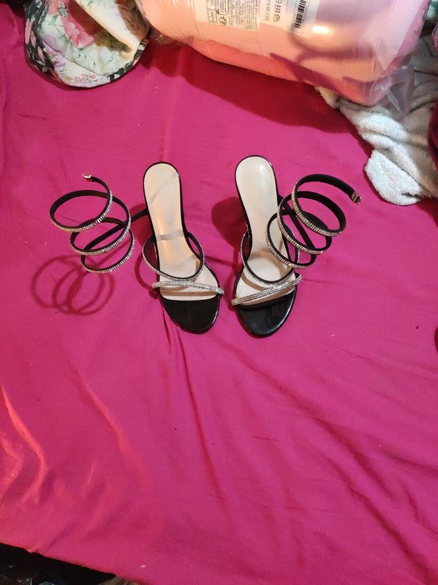 Sandalias Elegantes Negras y Plateadas