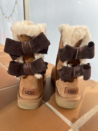 Botas UGG Beige y Marrón con Lazos