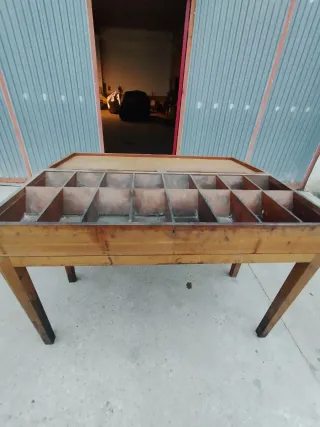 Mesa madera con compartimento