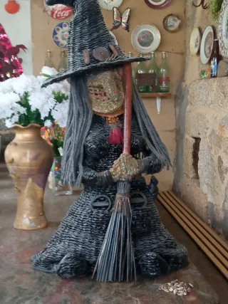 Figura in carta riciclata fatta a mano da strega di Halloween