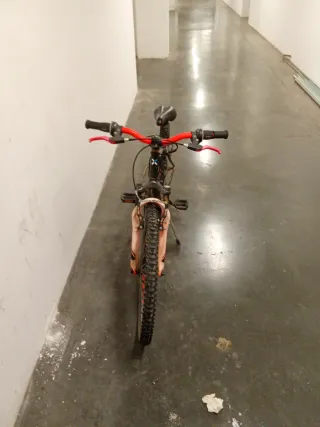 Bicicleta de Montaña Negra y Roja btwin talla M