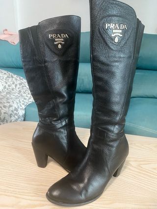 Stivali alti Prada in pelle nera