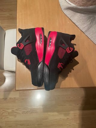 Jordan 4 Thunder Negro/Rojo
