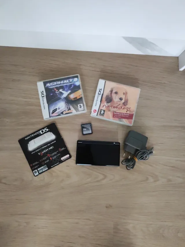 Nintendo DS Negra + 2 Juegos + Cargador