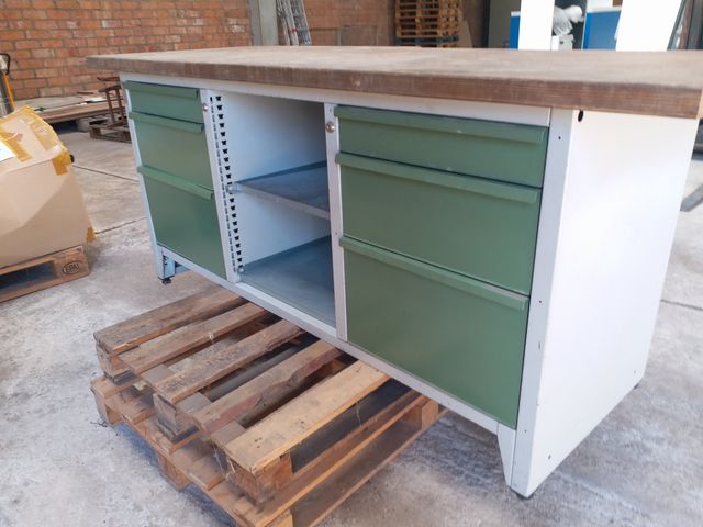 Mesa de trabajo con cajones y estantes