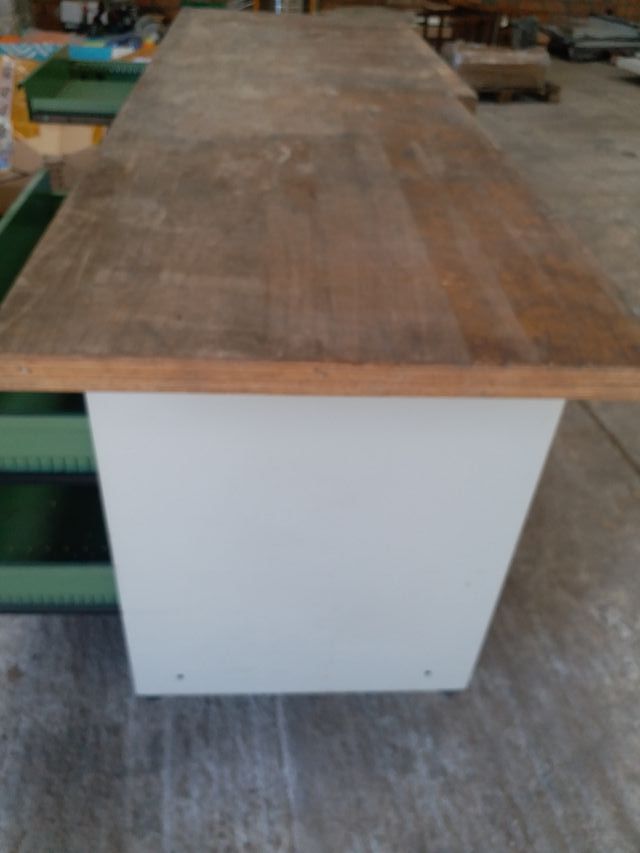 Mesa de trabajo con cajones y estantes