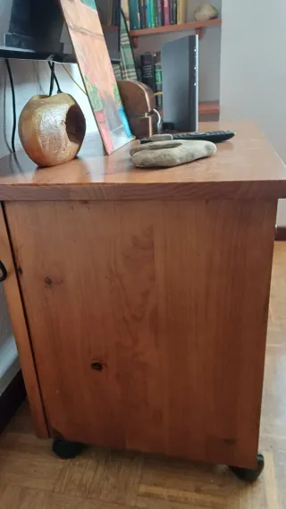 Mesa de madera maciza con ruedas