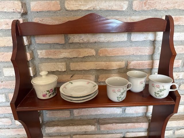 Repisa de madera con tazas y platos
