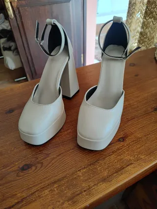 Tacones beige plataforma y pulsera