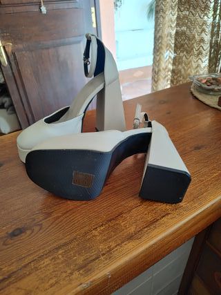 Tacones beige plataforma y pulsera