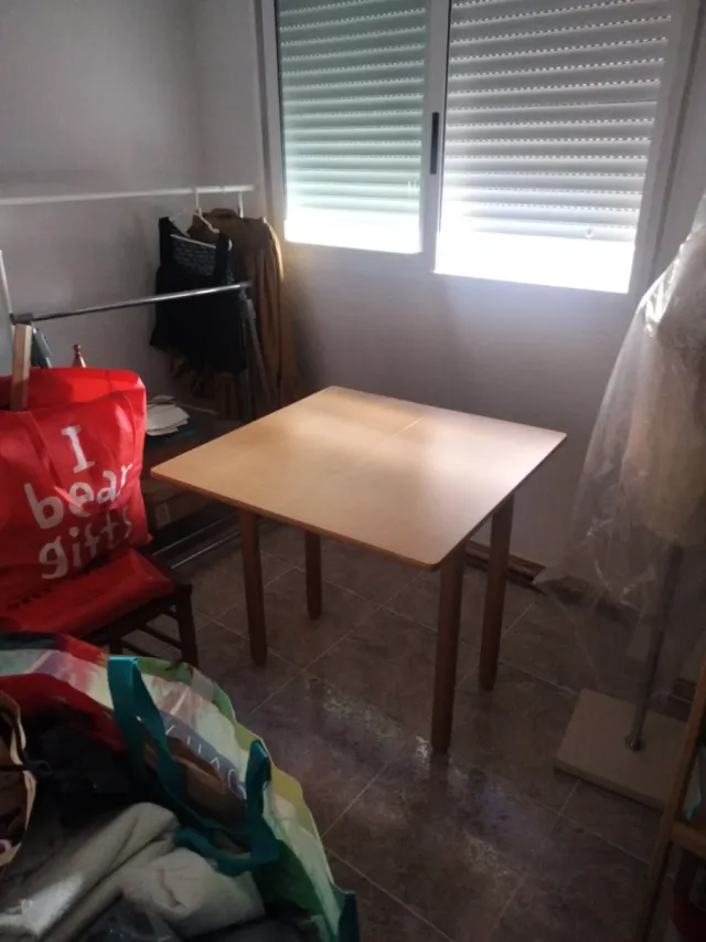 Mesa de madera plegable con cajón