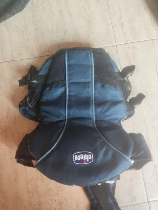 Tres mochilas porta bebé marca Chicco y babybjorn