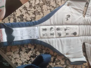 Tres mochilas porta bebé marca Chicco y babybjorn