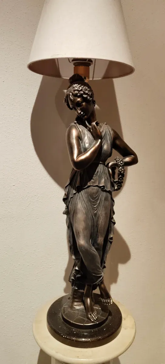 Lámpara de mesa figura mujer