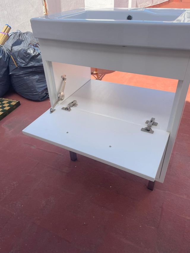 Mueble de baño con lavabo y grifo aparte