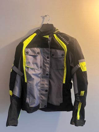 Giacca da moto nera e gialla