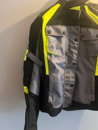 Giacca da moto nera e gialla