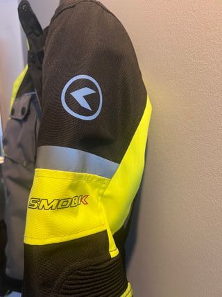 Giacca da moto nera e gialla