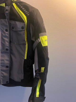 Giacca da moto nera e gialla