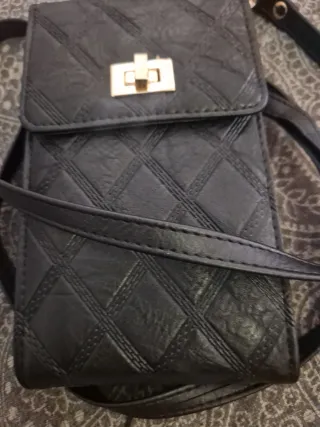 Bolso negro acolchado con cierre dorado