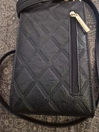 Bolso negro acolchado con cierre dorado
