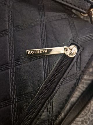 Bolso negro acolchado con cierre dorado