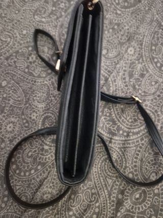 Bolso negro acolchado con cierre dorado