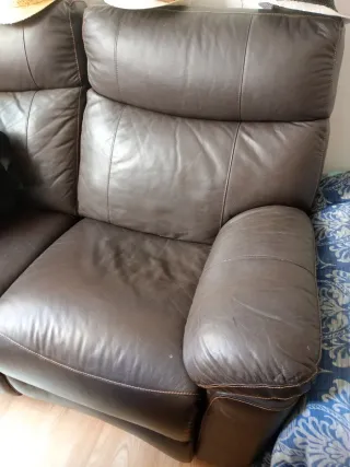 Sofá reclinable de cuero marrón