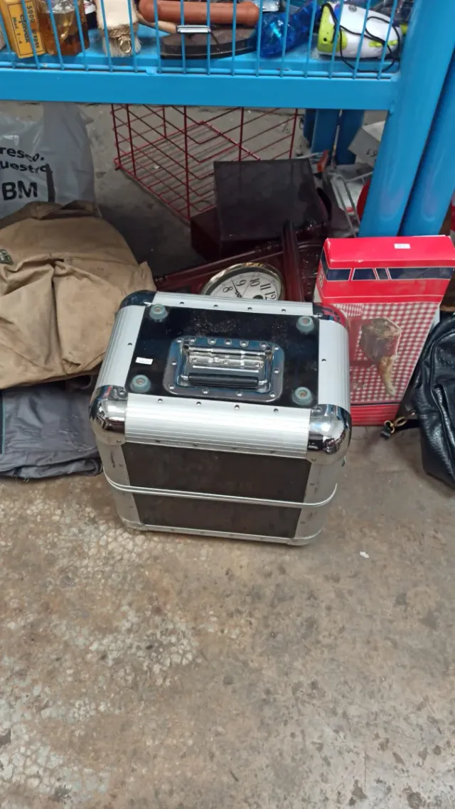 Se vende  Caja para vinilos 40€